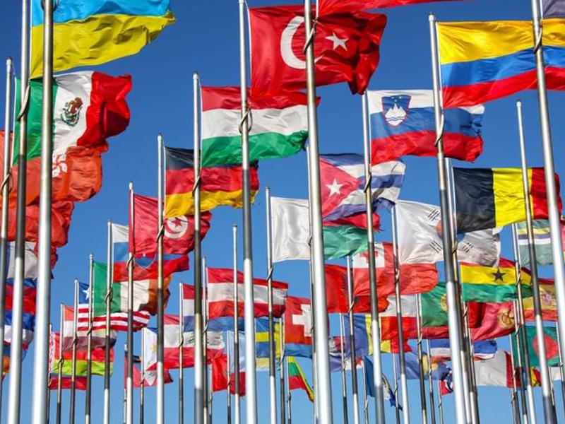 Crossing the world: 10 capitals and 10 nations